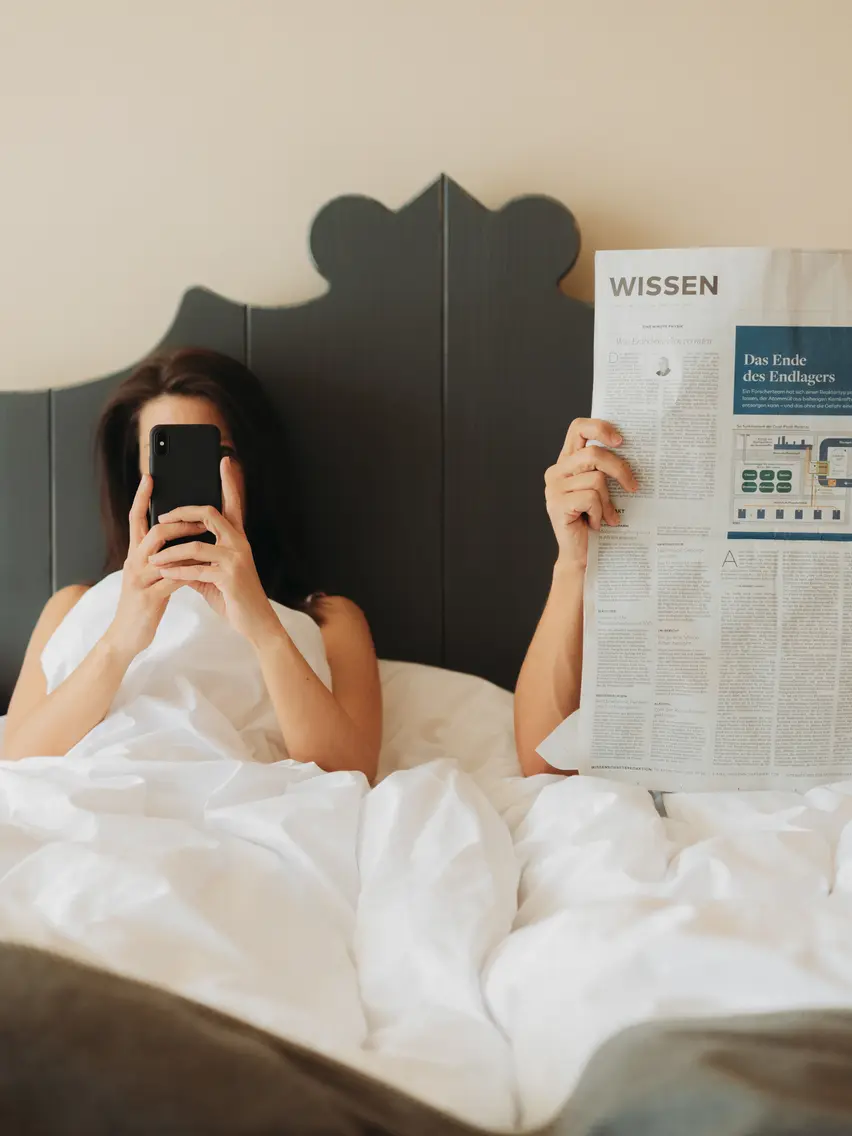 Nachrichten lesen am Zimmer in Sölden