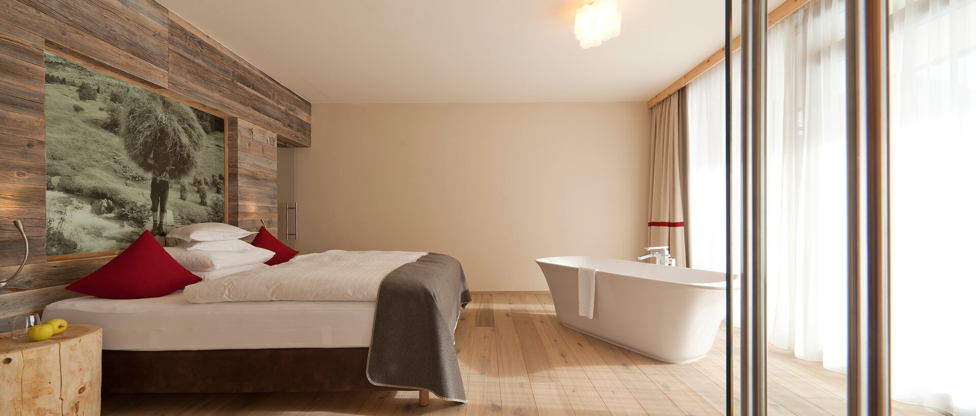 hotel room with bath | © No Limit Fotodesign