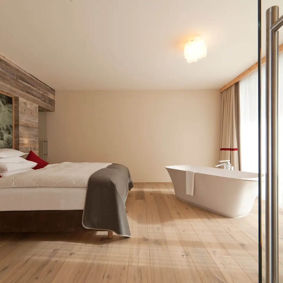 Hotelzimmer mit freistehender Badewanne