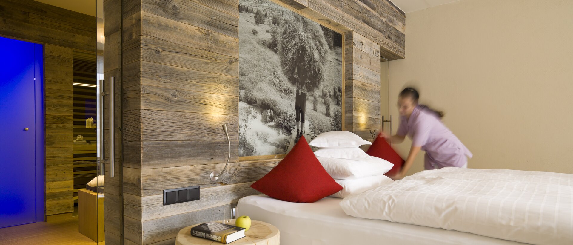 chambermaid in the wellness suite | © No Limit Fotodesign