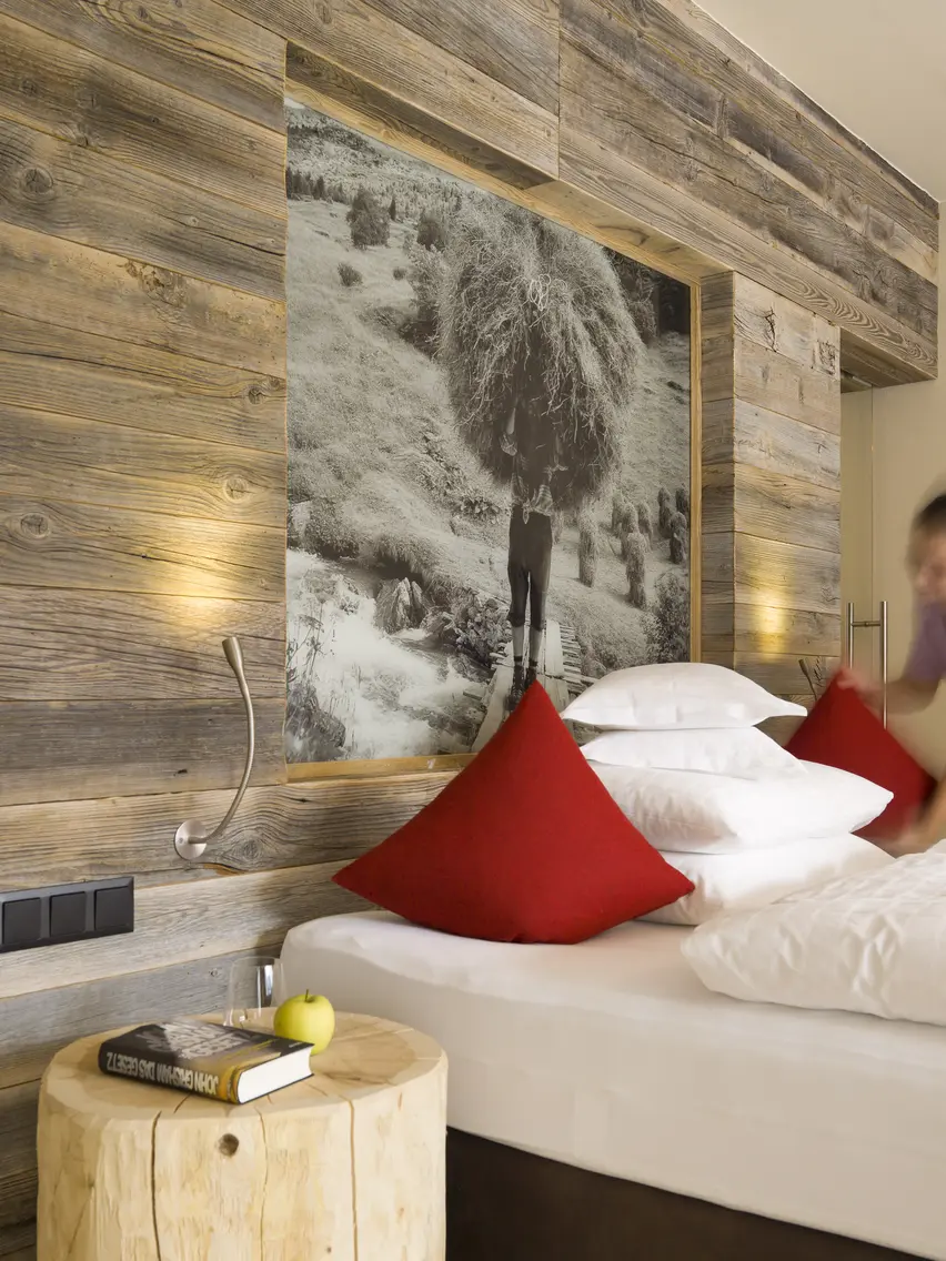 Zimmermädchen in der Wellnesssuite | © No Limit Fotodesign